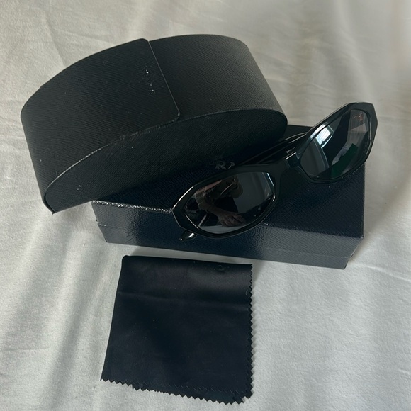 Prada sunglassss - Picture 3 of 6